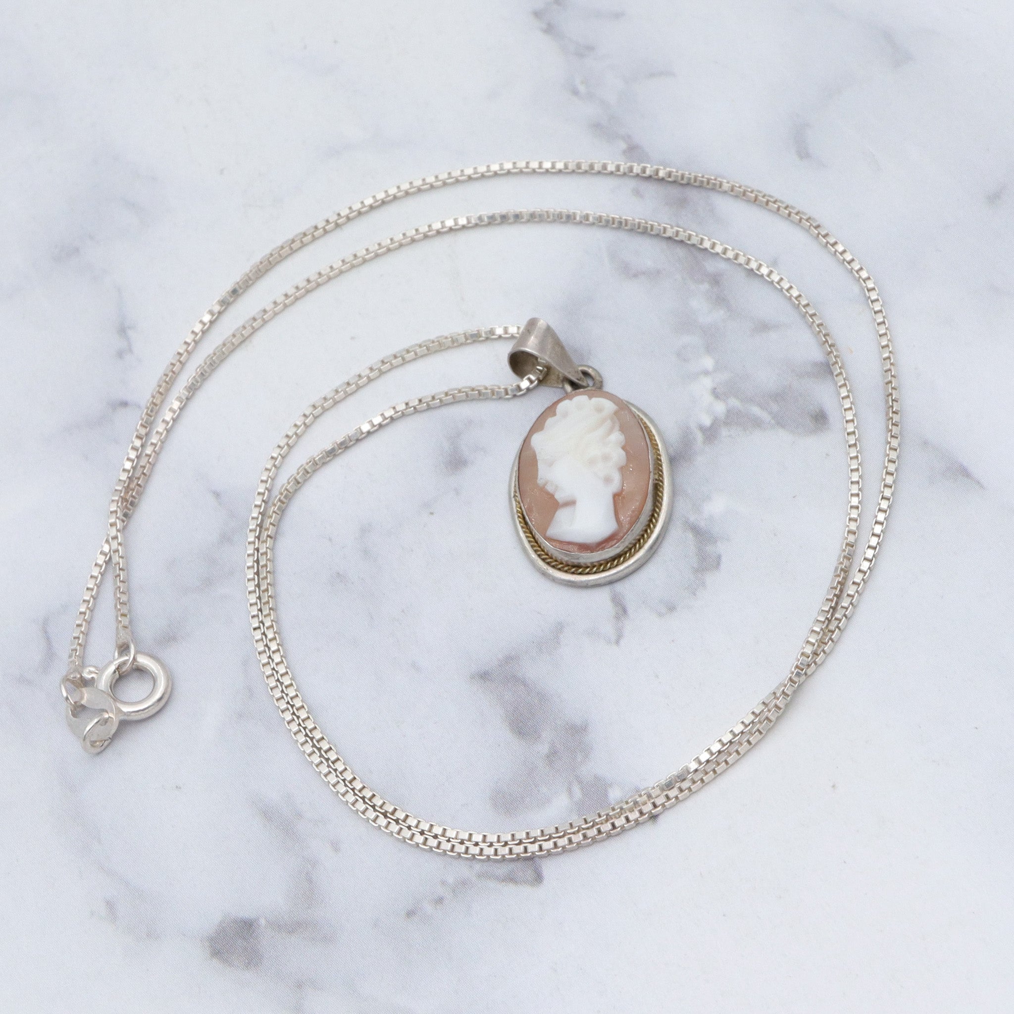 Vintage sterling shell cameo pendant necklace, 18"
